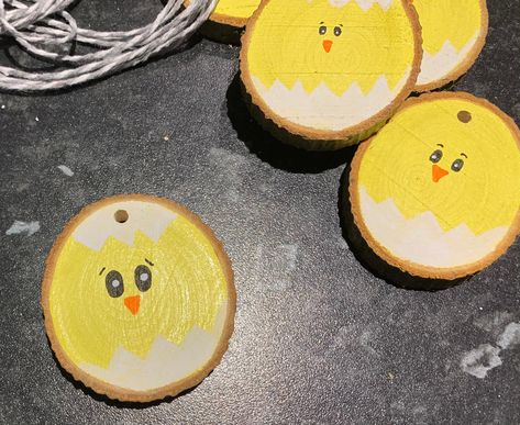 Wooden Easter Crafts, Velika Noč, Dairy Free Breastfeeding, Easter Wood Crafts, Easter Ornaments, Log Slices, Spring Easter Crafts, Wooden Painting, Easter Chick