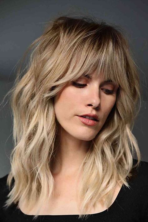 Dimensional Blonde Tresses with Dark Roots for ladies with medium length wavy hair Blonde Hair Shadow Root, Hair Shadow Root, Shag Haircuts With Bangs, Thick Bob Haircut, White Blonde Highlights, Blonde Hair With Dark Roots, Hair With Dark Roots, Large Curls, Choppy Bob Haircuts