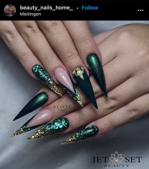 Viking Inspired Nails, December Nails Stilleto, Green Stilletos Nails, Enchanted Forest Nails Green, Dragon Nail Art Designs, Hunter Green And Gold Nails, Green Black And Gold Nails, Green Stilletto Nails, Emerald Green Stiletto Nails