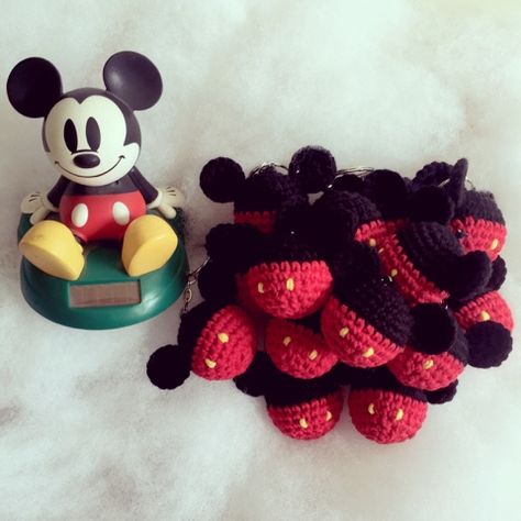 Keychain Craft Ideas, Cute Keychain Ideas, How To Make Keychains, Amigurumi Keychain, Keychain Ideas, Keychain Craft, Crochet Disney, Crochet Baby Cardigan, Crochet Keychain Pattern