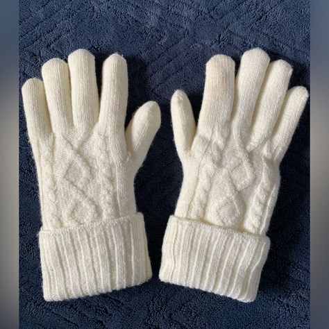 Adorable And Cozy White Knit Gloves With Luxurious Faux Fur Lining. Long Cuffs Can Be Folded Or Down For More Wrist Coverage. Super Warm And Soft. Never Worn. Cute Gloves For Winter, White Gloves Winter, Cute Gloves Winter, Winter Gloves Outfit, White Winter Gloves, Uni Clothes, Cute Gloves, Gloves For Winter, Gloves Aesthetic