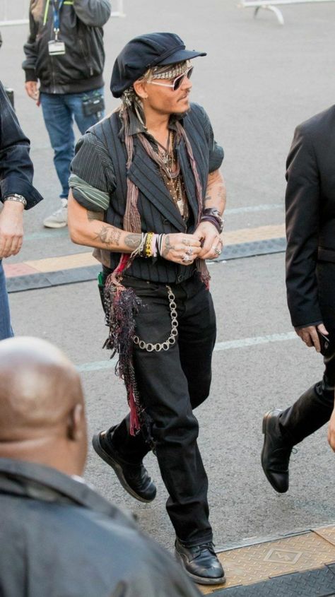 Johnny Depp Hat, Johnny Depp Outfits, Johnny Depp Fashion, Johnny Be Good, Johnny Depp Wallpaper, The Hollywood Vampires, Johnny Depp Style, Kaptan Jack Sparrow, Johnny Depp Pictures