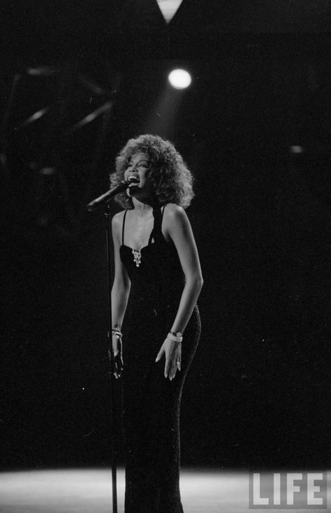 Whitney Houston Young, Houston Pictures, Whitney Houston Pictures, Vintage Black Glamour, Whitney Houston, Mariah Carey, Black Culture, Famous Faces, Food Obsession