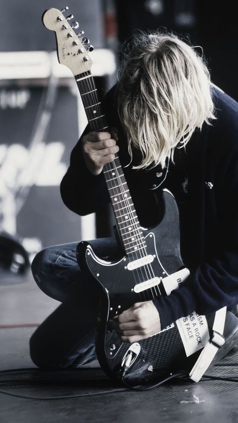 Vandalism Beautiful As A Rock, Kurt Cobain Hair, Kurt Cobain Aesthetic, Kurt Cobain Guitar, Kurt Cobain Wallpaper, Kurt Cobain Style, Nirvana Wallpaper, Broken Guitar, Rockstar Aesthetic