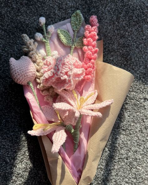 A bouquet of Blush 🌸💐🌷 #crochetbouquet #crochetflower #pink Crochet Carnation Bouquet, Crocheted Flower Bouquet, Carnation Crochet, Bouquet Mothers Day, Bouquet Pastel, Carnation Bouquet, Bouquet Crochet, Flower Types, Gift Flowers