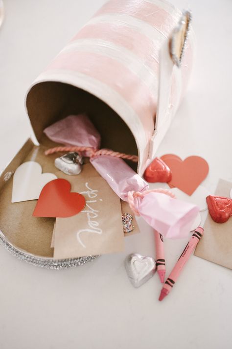 Valentine's Day Love Notes Box - The Mama Notes Lemonade Station, Valentines Box Ideas, Valentines Baskets, Diy Valentines Box, Diy Mail, Valentine Notes, Valentine Boxes, Valentines Letter, Valentines Box