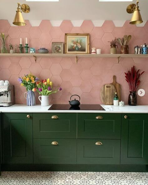 Kitchen with green cabinets and pink tiles - The Nordroom Estilo Kitsch, Dark Green Kitchen, Green Kitchen Designs, Green Kitchen Cabinets, Fabulous Kitchens, Pink Tiles, Green Cabinets, Dark Kitchen Cabinets, Pink Kitchen