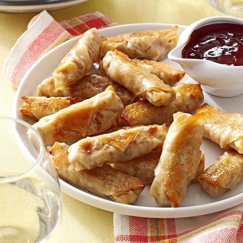 Baked Wontons, Wonton Wrapper Recipes, Work Dinner, Pasta Fillo, Wonton Recipes, Make Ahead Appetizers, Egg Roll Recipes, Wonton Wrappers, Sweet And Sour Sauce