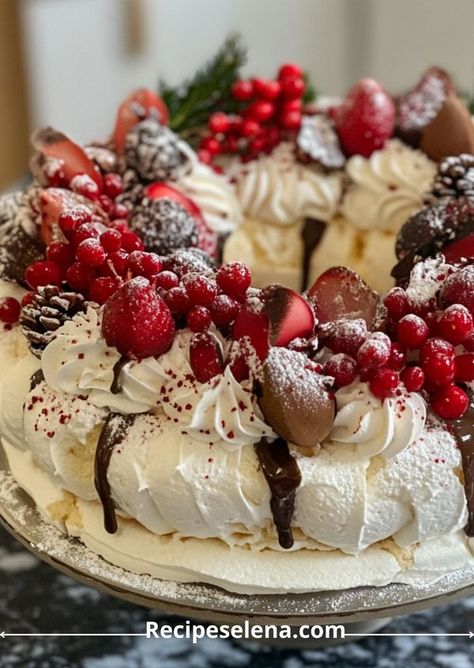 Christmas Choux Wreath, Merengue Wreath Christmas Desserts, Xmas Pavlova Wreath, Thanksgiving Pavlova Recipe, Pavlova Birthday Cake Ideas, Winter Pavlova Recipe, Pavlova Christmas Wreath, Christmas Wreath Pavlova, Pavlova Wreath Christmas