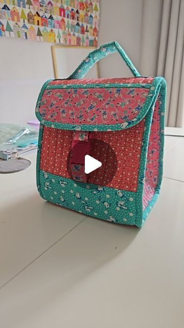 🌺ℝ𝕒𝕔𝕙𝕖𝕝 🌺 on Instagram: "New lunch bag! This was such a fun make. It was a challenge in places, but I feel so proud to have made it.   Hit me up with your favourite By Annie pattern that you think I should try next.   Sewing machine is @husqvarnavikinguk Designer Topaz 25  Pattern is Grab some Grub 2.0 from @patternsbyannie   #grabsomegrub #softandstable #patternsbyannie #bagmaking #patchwork #quilting #quiltingtips #quiltedproject #quiltedbag" By Annie Bags, Lunch Bag Pattern, Amy Butler Patterns, Quilters Bag, Lunch Bags Pattern, Basket Sewing Pattern, Quilted Bag Patterns, Amy Butler, Quilted Purses