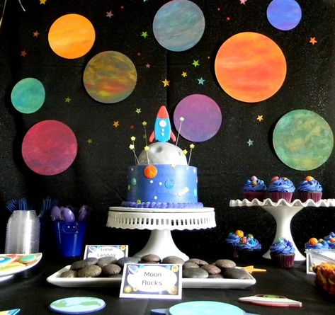 20 ideas for a Fabulous Outer Space Party Space Party 019 photo Space Themed Birthday Party, Space Themed Birthday, Planet Birthday, Planet Party, Space Party Decorations, Rocket Party, Alien Party, Gateau Baby Shower, Astronaut Party