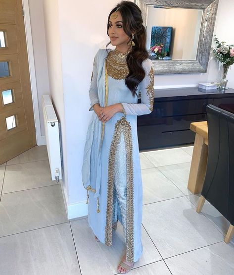 @fashion_style_weddings: “Getting such a princess Jasmine vibe with this! 😍🙌🏽 @zainab.styles 💙✨ #wedding #anarkali #fashion…” Red Punjabi Suit, Punjabi Dress Design, Bae Style, Asian Dresses, Silk Kurti Designs, Punjabi Outfits, Silk Kurti, Punjabi Dress, Stylish Suit