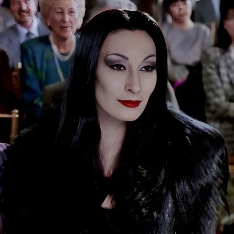 Morticia Addams Halloween, Morticia Addams Makeup, Infj Characters, Morticia And Gomez Addams, Halloween Makeup Look, Gomez And Morticia, Gomez Addams, Addams Family Wednesday, Anjelica Huston