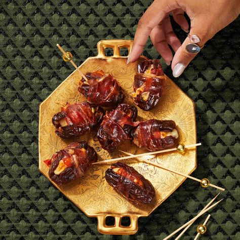 Manchego Devils on Horseback Super Bowl Food Ideas, Bowl Food Ideas, Coca Cola Chicken Wings, Devils On Horseback, Best Potluck Dishes, Blt Bites, Finger Food Ideas, Potatoe Skins Recipe, Spooky Dinner