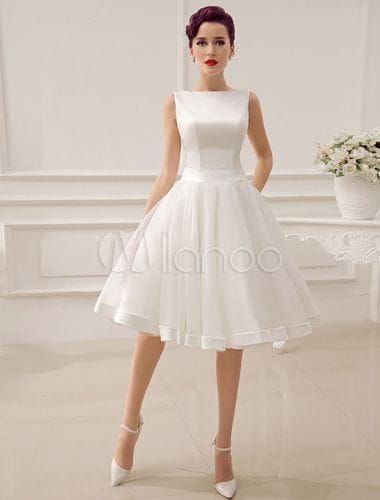 Vestidos de novia cortos - La tendencia entre novias; elegancia y cómodidad Short Wedding Dress Vintage, Bridal Dresses Vintage, Retro Bridal, Knee Length Wedding Dress, Bow Wedding Dress, Satin Short, Engagement Dresses, Vintage Bridal, Short Wedding Dress