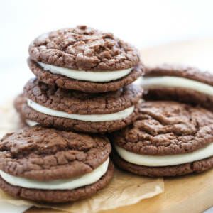 Homemade Oreos Recipe, Oreo Sandwich, Homemade Oreo Cookies, Homemade Oreos, The Girl Who Ate Everything, Our Best Bites, Devils Food Cake Mix Recipe, Crispy Cookies, Oreo Recipes