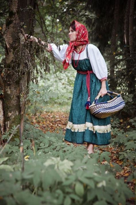 Country Backroads, Russian Traditional Dress, Russian Traditional Clothing, Life In The Woods, Peasant Costume, Grandma Aesthetic, Russian Folk Art, Russian Culture, Russian Folk