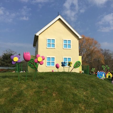 Peppa Pig Land, Paultons Park, Peppa Pig House, Peppa Pig World, Peppa Pig Family, Melody Wallpaper, Bathroom Improvements, Small Kids Room, Future Bedroom