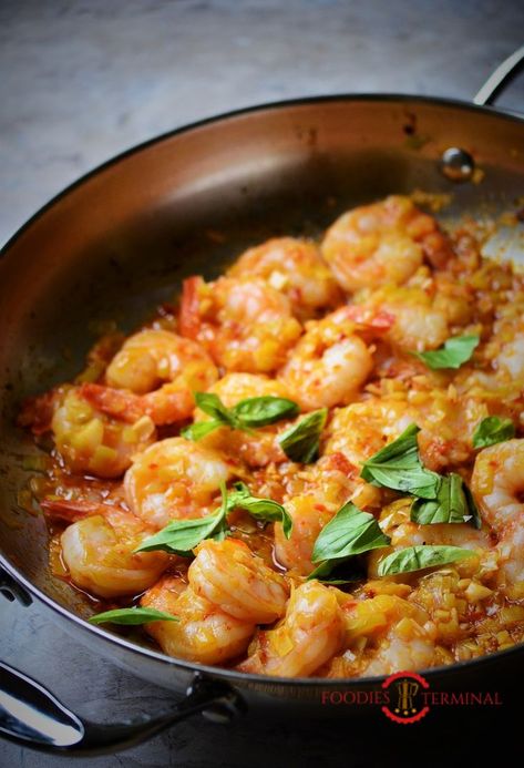 Quick & easy one-pot dinner recipe! That's exactly what this simple Jumbo Prawns & leek stir-fry is.  So easy to make, rustled up in just under 30 mins! If you want an easy dinner recipe for your family then this won't hurt your time! Click the link below to know the quick Shrimp fry recipe. #easydinnerrecipesforfamily #onepotmeals #shrimpfry #shrimprecipes #weeknightdinnereasy #under30minutesdinner #prawnrecipes #healthydinnerrecipes Shrimp Fry, Jumbo Prawns, Chicken Recipes Quick, Leek Recipes, Quick Dishes, Prawn Recipes, Easy Dinner Recipe, One Pot Dinner, Recipes Quick