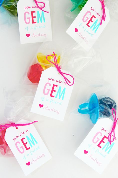 20 Valentine Gifts for Classmates! - Lifestyle with Leah Ring Pop Valentine, Clever Valentines, Friend Valentine Gifts, Friends Valentines Day, Class Valentines, Valentine Gifts For Kids, Valentine's Day Printables, Ring Pop, Hari Valentine