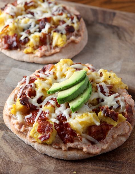 Easy Breakfast Pita Pizzas Breakfast Pita, Pumpkin Pie Pancakes, Brownie Vegan, Pita Pizza, Pita Pizzas, Whole Wheat Pita, Breakfast Party, Waffle Toppings, Dessert Pizza