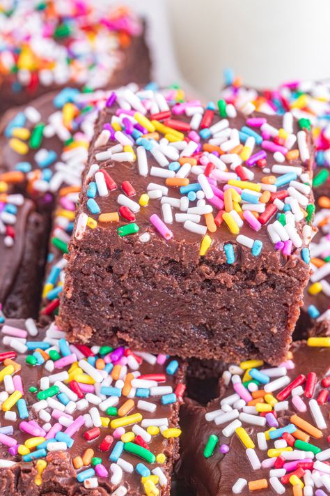 Brownies with Sprinkles Brownie With Sprinkles, Brownies With Sprinkles On Top, Brownies With Sprinkles, Brownie Board, Sprinkle Brownies, Brownie Caramel, Bday Food, Classic Brownies, Peanut Butter Brownies Recipe