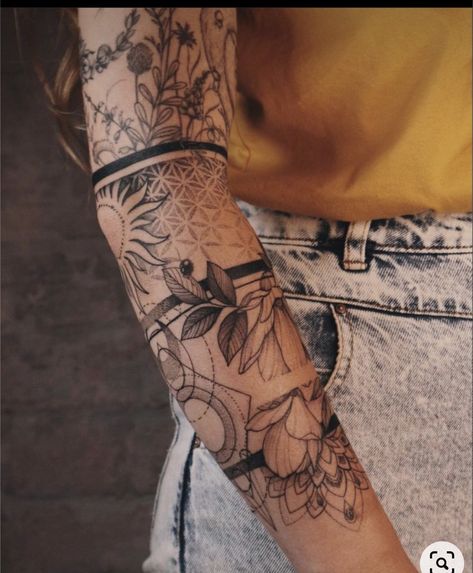 Cuff Tattoo, Feminine Minimalist, Floral Tattoo Sleeve, Body Tattoo, Forearm Tattoo Women, Arm Band Tattoo, Arm Sleeve Tattoos, Band Tattoo, Sleeve Tattoos For Women