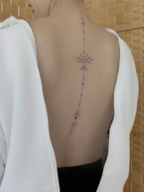 Anklet Tattoos For Women, Girl Spine Tattoos, Spine Tats, Geometric Line Tattoo, Feminine Back Tattoos, Flower Spine Tattoos, Spine Tattoo Ideas, Tato Minimal, Bauch Tattoos