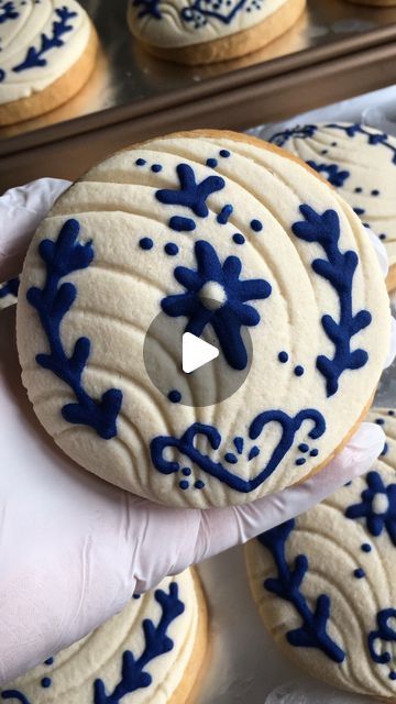 Gloria Ruiz on Instagram: "Talavera inspired Conchas 💙  #talavera #conchas #veganconchas #pandulce #baking #bread #foodblogger #foodart #sugarart #mexico #wedding #events #losangeles #inglewood" Talavera Wedding Decor Blue And White, Talavera Quinceanera, Mexican Treat Table Ideas, Talavera Birthday Party, Talavera Cake, Diy Talavera, Mexican Wedding Foods, Talavera Party, Wl Recipes