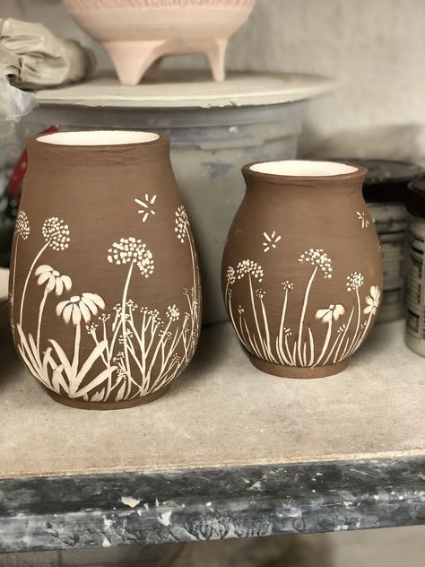 Scrifito Designs, Scraffito Designs Floral, Scraffito Designs Simple Vase, Scraffito Designs Simple Flower, Graffito Ceramic, Sgraffito Designs Flowers, Small Pots Painting Ideas, Sgraffito Mug Designs, Pottery Etching Ideas