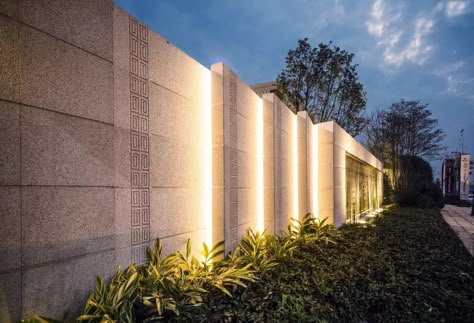 High Compound Wall Design, Landscape Wall Lighting, Compound Wall Ideas, Simple Main Gate Design, Boundary Wall Ideas, Boundary Wall Designs, Boundry Wall, Fence Wall Design, Exterior Wall Tiles