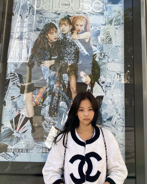 16 Outfits That Prove Blackpink¡¯s Jennie Is Obsessed With Chanel Chanel Crop Top, Chanel Jennie, Jennie Chanel, White Dress Winter, Blackpink Wallpaper, Logo Knit, Jennie Kim Blackpink, Melodrama, Wallpaper Collection