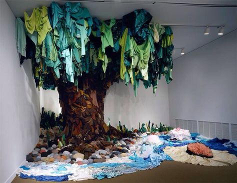 Art made from recycled clothing. Turn your garbage into something beautiful. ClosetsToCash.com Clothes Tree, Boom Kunst, Recycle Sculpture, Waste Art, Clothes Swap, Glass Menagerie, Trash Art, Tree Sculpture, Recycled Art