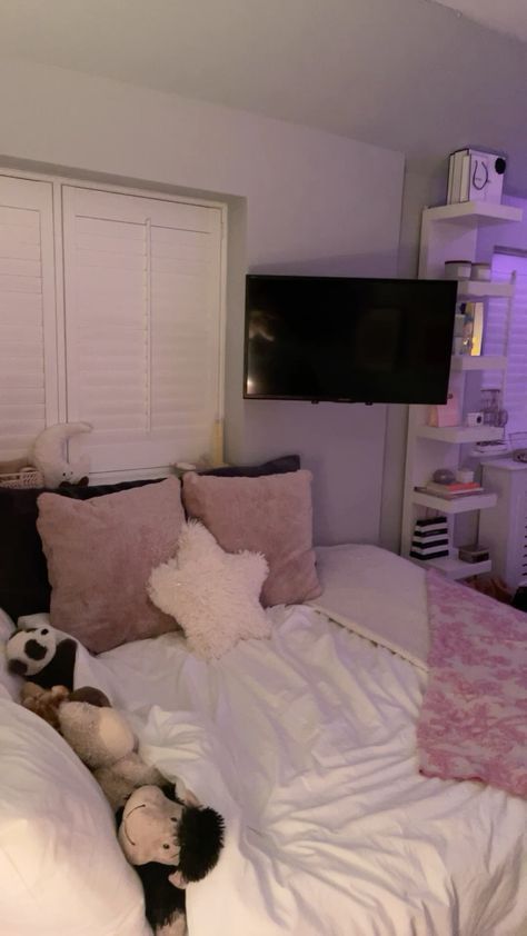 Room Inspo Full Bed, Small Comfy Room Ideas, Room Ideas With 2 Beds, White Room With White Furniture, Bedroom Ideas For Two People, Room Ideas Twin Bed, Saranghoe Tracy Bedroom, Pink Black And White Bedroom, Room Inspo Girly