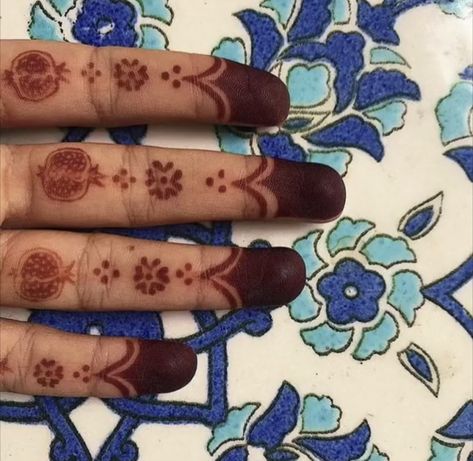 Red Henna Tattoo Designs, Chand Raat, Moroccan Henna, Brown Henna, Henna Inspo, Pretty Henna, Traditional Henna, Henna Inspired Tattoos, Cute Henna