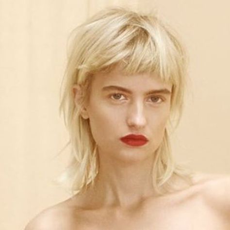 Red lips and ultra blonde hair. A little shag inspo for ya @jayne_edosalon ❣ Haircuts Female, Pixie Shag, Dresses 70s, Short Mullet, Mullet Haircut, Hair 2018, Modern Feminine, Mid Length Hair, Short Blonde