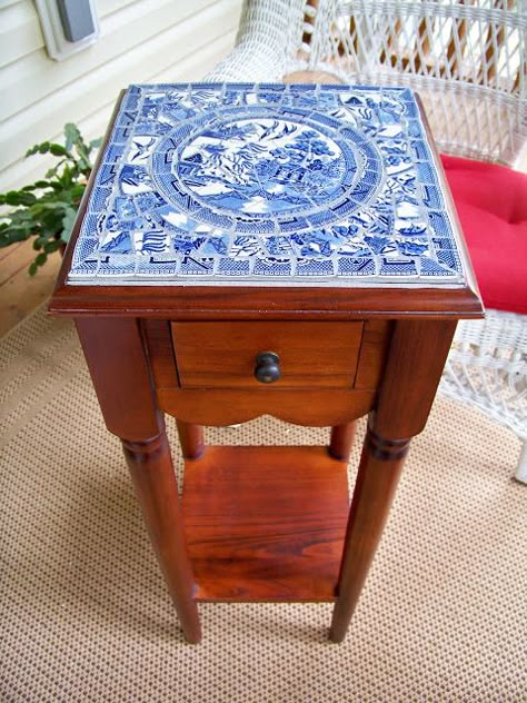 To bring an ordinary end table to life, create a simple mosaic tabletop using broken china on the surface. The two-toned blue-and-white pattern brings a surprising pop of color to plain wood. Broken China Crafts, Mosaic Furniture, Blue Willow China, China Crafts, Mosaic Table Top, Mosaic Madness, Mosaic Stained, Mosaic Table, Broken China