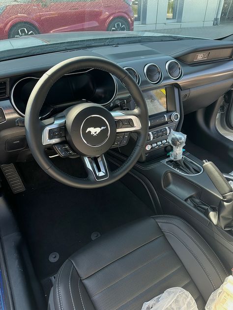 Black Mustang Interior, Mustang Cars Interior, Mustang Car Accessories, Mustang Car Interior, Ford Mustang Gt Interior, Mustang Gt Interior, Mustang Inside, Fort Mustang, Ford Mustang Interior