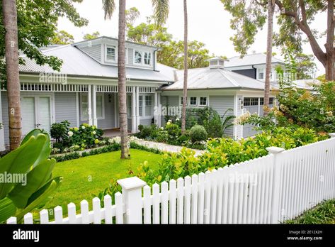 Download this stock image: Australian hamptons style home with lush green and white domestic garden,Avalon Beach,Sydney,Australia - 2E12X2H from Alamy's library of millions of high resolution stock photos, illustrations and vectors. Hampton Garden Australia, Aluminium Front Fence Ideas Australia, Hamptons Garden Australia, Hamptons House Exterior Australia, Hamptons Front Garden, Hamptons Style Garden, Hamptons Backyard, Australian Hamptons Style, Cottage Front Garden