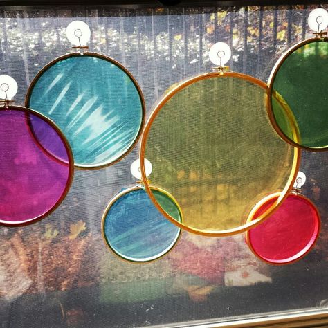 "Color garden" for toddler classroom. Colored cellophane in embroidery hoops, can be hung overlapping to show color mixing Reggio Inspired Classrooms, Reggio Classroom, Infant Classroom, Toddler Classroom, Sensory Garden, Spatial Design, Reggio Inspired, Sensory Room, Outdoor Classroom