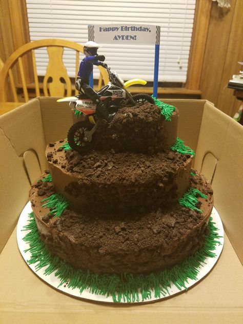 Dirt Bike Extravagant Motorbike Cake Dirt Bikes, Dirt Bike Bday Party, Dirt Bike Cupcakes, Dirt Bike Birthday Cake, Dirt Bike Cake, Bolo Motocross, Haloween Cakes, Motorcycle Birthday Cakes, Motocross Birthday