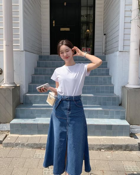 Long Skirt Jeans Outfit, Skirt Jeans Outfit, Dress Natal, Long Skirt Jeans, Stylish Outfits Casual, Chic Clothing Style, Campus Outfit, Outfit Denim, Kebaya Muslim