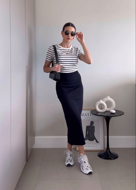 Black Midi Pencil Skirt Outfit, Black Midi Skirt Outfit Casual, Black Midi Skirt Outfit, Black Pencil Skirt Outfit, Pencil Skirt Outfits Casual, Office Ootd, Zara Midi Skirt, Spring Attire, Look Zara