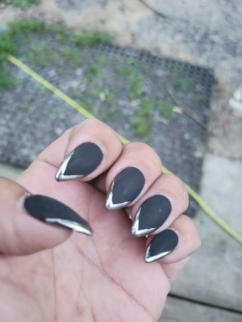 Black matte with chrome tips Matte Black Nails With Chrome Tips, Black Nails Chrome Tips, Black Nails With Chrome Tips, Matte Black And Chrome Nails, Nails With Chrome Tips, Black And Chrome Nails Designs, Black Nails With Chrome, Short Stiletto Nails, Black Silver Nails