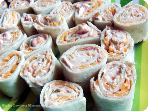 Kraft Salsa Roll Ups  ◦4 oz (1/2 of 8 oz pkg) Philadelphia cream cheese (or Neufchatel), softened ◦3 tablespoons thick and chunky salsa ◦4 flour tortillas (6 inch)  ◦1/2 cup Kraft Mexican Style Finely Shredded Four Cheese (or your favorite shredded cheese) ◦1/4 tsp chili powder (optional) Ww Wraps, Ww Appetizers, Ww Snacks, Ww Food, Roll Ups Recipes, Healthy Diets, Easy Salsa, Weight Watchers Recipes, Light Bites