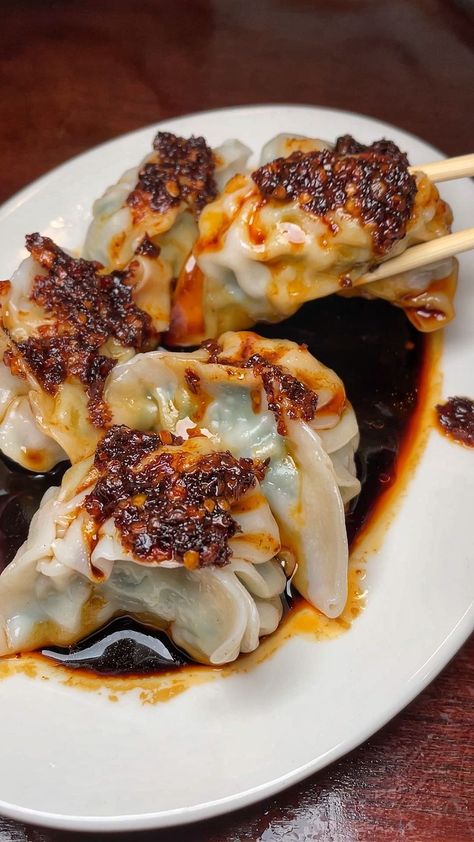 Dumpling Chili Oil, Dumplings With Chili Oil, Chilli Dumplings, Chili Oil Dumplings, Oil Logo, Live Deliciously, Nyam Nyam, Chinese Dumplings, Healthy Food Dishes