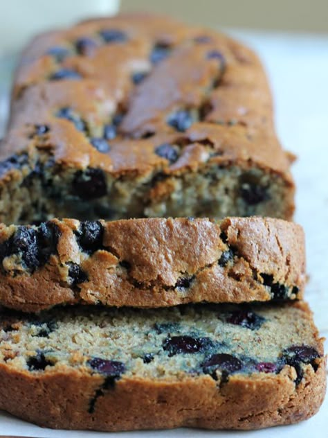 Gluten Free Blueberry Banana Bread with flaxseed meal! This bread is so moist, flavorful and nutty! So good and uses NO BUTTER!!! So good and so easy to make! #glutenfree Flaxseed Meal, Blueberry Banana Bread, Pain Sans Gluten, Gluten Free Banana Bread, Flax Seed Recipes, Blueberry Bread, Gf Bread, Bread Machine Recipes, Banana Blueberry