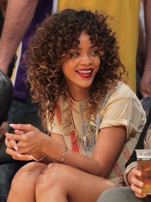 Rihanna Curly Hair, Curly Hair Pictures, Ombre Curly Hair, Rihanna Hairstyles, Celebrity Wigs, Medium Curly, Black Curly Hair, Hair Color Pink, Female Celebrities