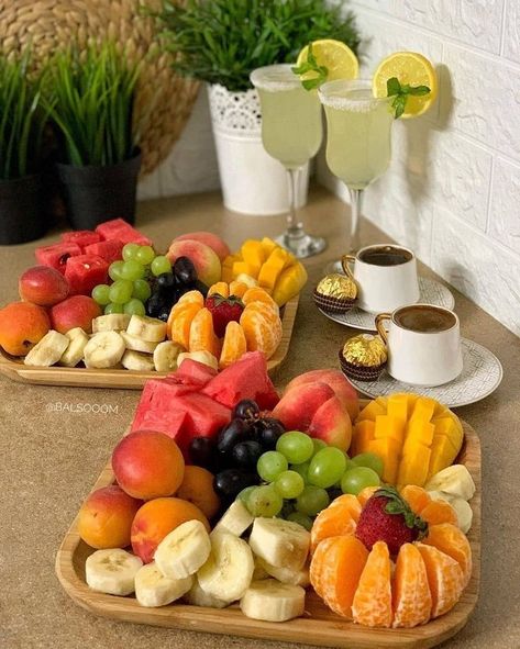 Fruits Breakfast Ideas, Fruit For Breakfast Ideas, Style Kitchen Counter, Styling Countertops, Kitchen Counter Coffee Bar, Kitchen Styling Ideas, Counter Coffee Bar, Fruit Platter Ideas, Kitchen Interior Modern