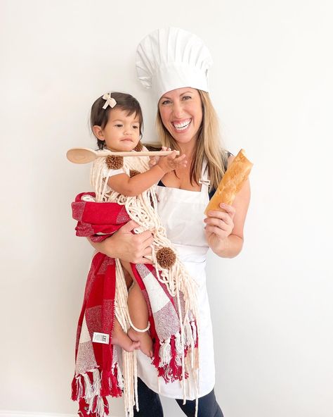 Halloween costume idea for a mother and daughter. Spaghetti and Meatballs made by the Chef. Pizza Costume Diy, Chef Halloween Costume, Mother Daughter Halloween Costumes, Pizza Costume, Pizza Chef, Concert Ideas, Spaghetti And Meatballs, The Chef, Diy Costumes